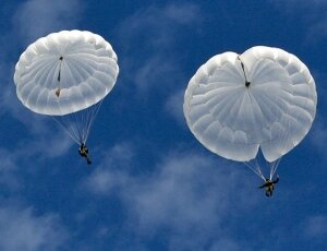 Двое срочников из 45 полка спецназа ВДВ упали во время прыжков с парашютами