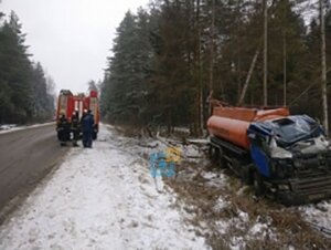 Бензовоз перевернулся недалеко от Шарапово